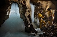 L'equipe de recherche discute l'effet des basses temperatures sur la formation de stalagmites durant le dernier maximum glaciaire (Sieben Hengste, Suisse). Photo Robbie Shone 